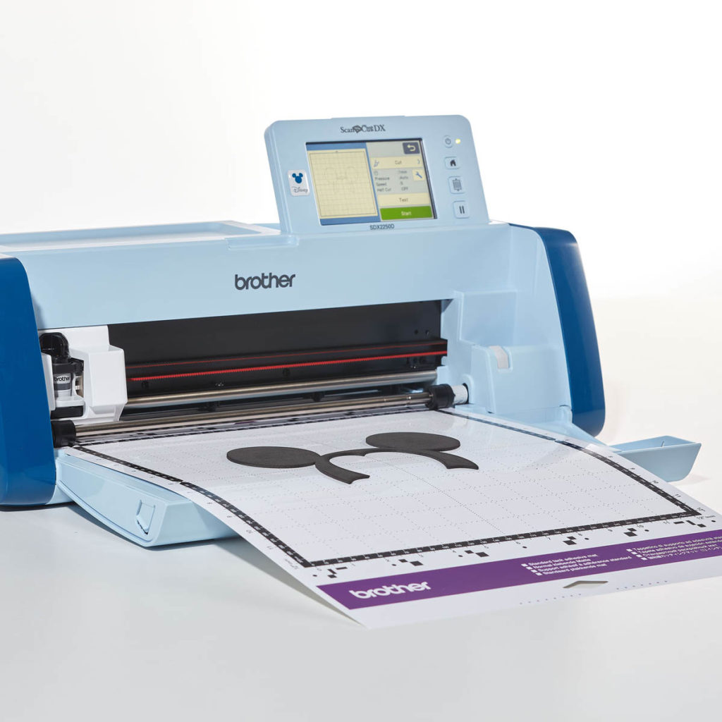 SDX2250D aperta con tappetino taglio Brother Creativamente Plotter